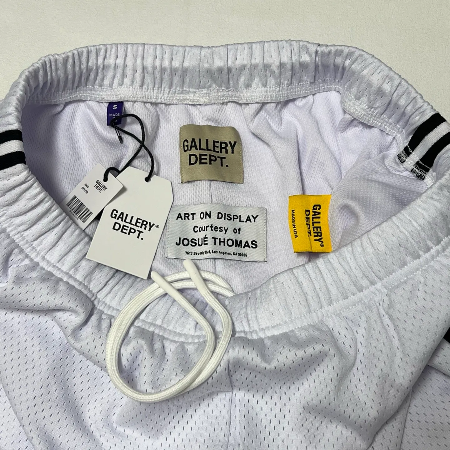 Details GALLERY DEPT. VENICE COURT SHORTS English mesh shorts Logo webbing wide-leg basketball shorts Black and white S-XL Original molding Loose wide-leg version American boy's first choice Breathable mesh fabric Superimposed soft material inside Comfortable and easy to match Custom-woven original consistent webbing/main mark/component wash mark Details enlarged to follow
